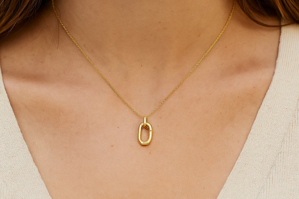 What Makes 22ct Gold Necklaces Timeless? Explore the Beauty of the Oval Openable Pendant