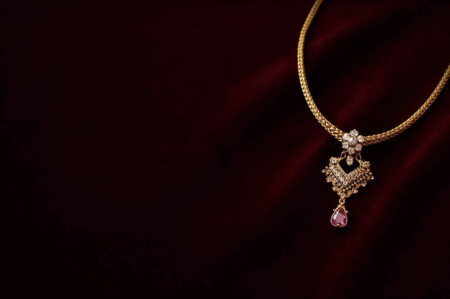 Perfect Gold Necklace for Your Face Shape and Personal Style