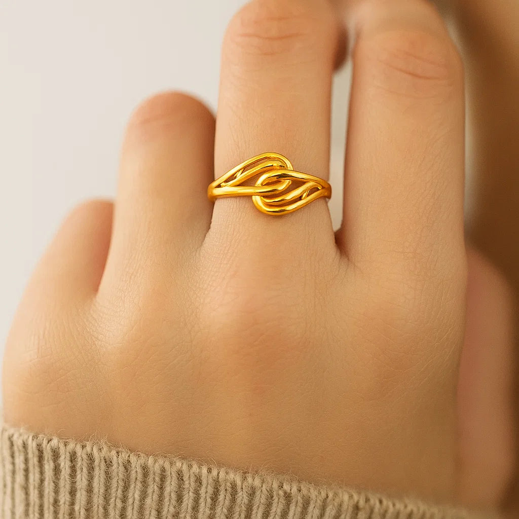 22ct Yellow Gold Openwork Ring with Elegant Leaf-Inspired Design | Size O
