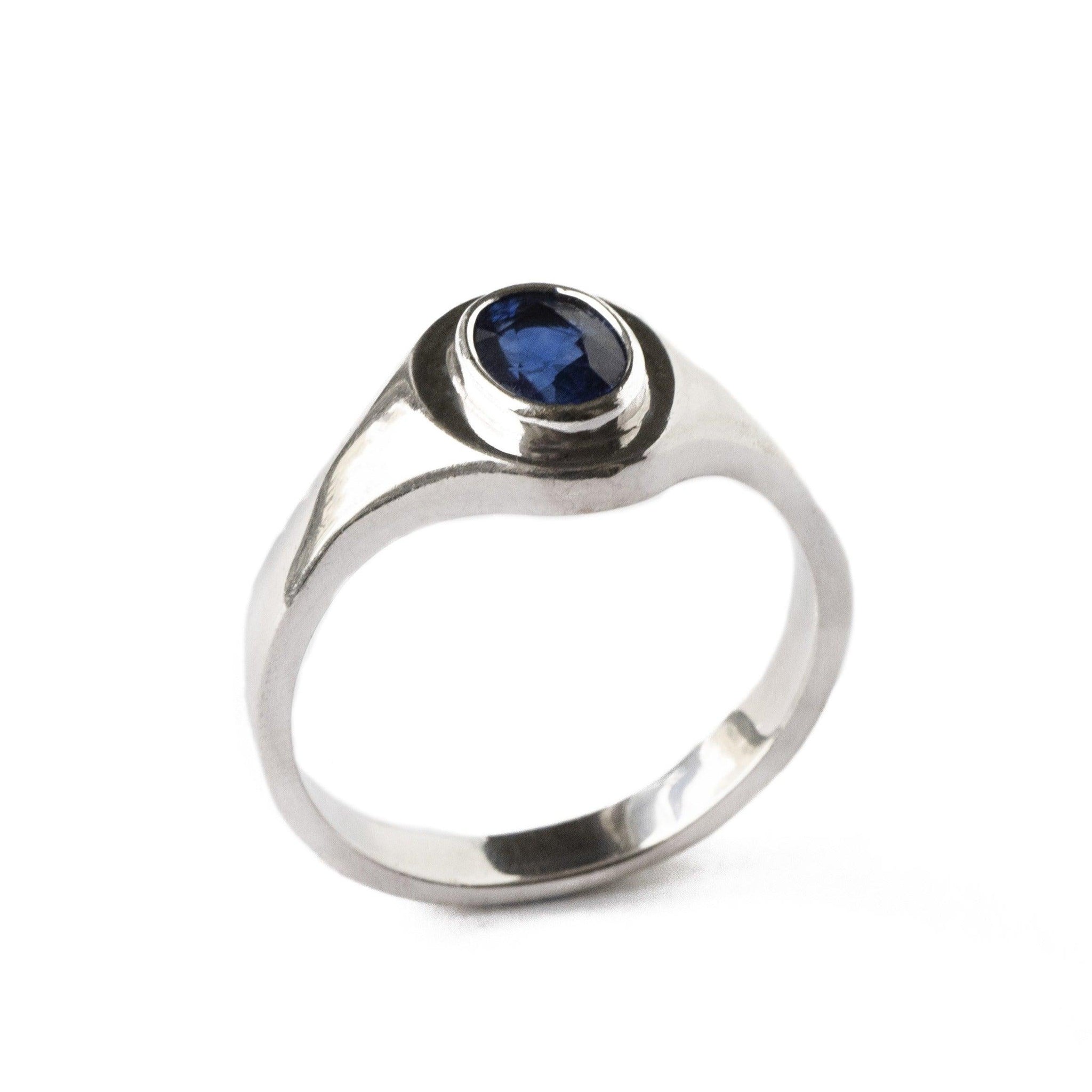 18ct White Gold Gents Blue Sapphire Ring GR-4951